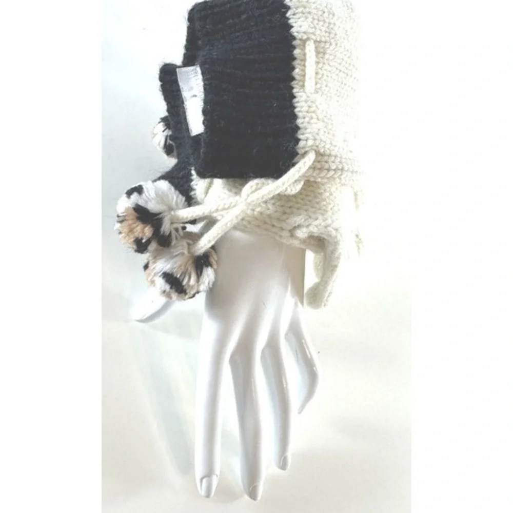 Liz Claiborne Knit Gloves with Pom Poms Cream & Black cold weather Cozy‎ 71-14
